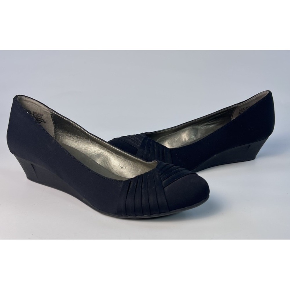 Bandolino Womens BD7JEER Pleated Round Toe 7.5M Black Fabric Wedge Heel Pump